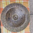 Kruhový činel z kovaného kovu s výrazně kladeným povrchem. Na ploše je vidět nápis „Istanbul“ a pod ním kurzívou slovo „Agzil“. Povrch je Oxidovaný,…