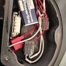 Fotografie zachycuje vnitřní elektroniku nástroje v černém korpusu. Je zde umístěna baterie s nápisy Industrial Alkaline Panasonic Powerline a dvě če…