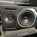 Černý studiový monitor v horizontálním poloze. Na přední straně je vidět basový reproduktor, výškovek a dvě kontrolky s nápisy ON a LIMIT. V dolní čá…