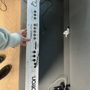 Zadní strana bílého elektronického nástroje s nápisy Mellotron a Chamberlin. Jsou zde viditelné konektory a ovládací prvky s popisky REMOTE JACKS, M4…