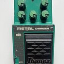 Zelený kytarový efekt s černým pedálem. Na horní části je nápis METAL CHARGER a na pedálu logo Ibanez. V levé části je viditelný nápis MSIC a v dolní…