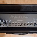 Kytarový zesilovač v černém provedení umístěný v transportním kufru. Na předním panelu je bílý nápis Hughes & Kettner a označení modelu Black Spirit…