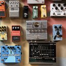 Fotografie zobrazuje skupinu efektů pro elektrické kytary a basy. V horní řadě jsou pedály Boss Distortion DS-1, Thanez PD7 PHAT-MED BASE OVERDRIVE,…