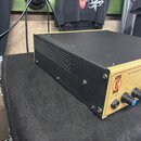 Černý předzesilovač s kovovým šasi a zlatým předním panelem. Na panelu je logo EDEN v červeném kruhu a nápisy DAVID, Twin Triode Tube Pre Amplifier,…