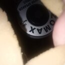 Fotografie zachycuje zadní stranu reproduktoru umístěného v krabici. Na bílém magnetu jsou černé nápisy ZOMAX, 300 WATTS a OOFER SPEAKER 1565/C. Povr…