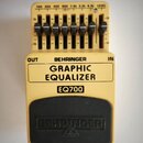 Žlutý kytarový pedál s nápisem BEHRINGER GRAPHIC EQUALIZER a označením modelu EQ700. Horní část obsahuje sedm posuvníků s popisky 100, 200, 400, 800,…