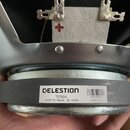 Fotografie zachycuje zadní část reproduktoru s kovovým rámem. Na šedém magnetu je bílý štítek s nápisy CELESTION, T3760A a G12T-75 16ohm 50 HC04. Ved…