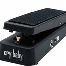 Černý wah-wah pedál s texturovaným povrchem a žebrovanou nášlapnou plochou. Na přední straně je bílý nápis „cry baby“. Na boční straně jsou vidět dva…