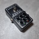 Černý kytarový efekt s nápisy electro-harmonix a METAL MUFF. Na horní straně jsou umístěny čtyři ovládací knoflíky s popisky MID, VOL, BASS a GATE. V…
