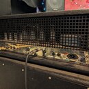 Zadní strana kytarového komba v černém provedení s kovovou mřížkou. Na zadním panelu je vidět logo laney a nápisy MAXIMUM POWER CONSUMPTION 300 WATTS…