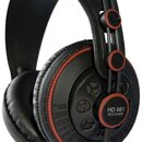 Černá velká sluchátka s červenými detaily a polstřením. Na pravém sluchátku je nápis HD 681 a pod ním 2X32 OHMS, na vnější straně je svisle napsáno P…