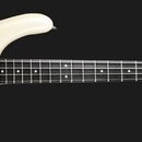 Bílá elektrická basová kytara s čtyři strunami a černým hmatníkem. Na těle je nápis Bass MANIAC™ DESIGNED BY TUNE® GUITAR TECHNOLOGY a na hlavě je lo…