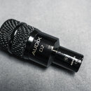 Černý dynamický mikrofon s kovovým tělem a mřížkovou hlavou. Na boku je bílý nápis AUDIX D2 a na spodní části text MADE IN USA CE. Povrch je v dobrém…