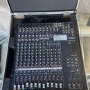 Míchací pult Yamaha MG166C-USB umístěný v transportním kufru. Na přístroji je vidět logo YAMAHA a název modelu MG166C-USB, dále je nalepená štítková…