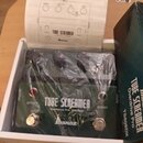 Zelený efekt pedál Ibanez v bílém originálním boxu, zabalený v plastové fólii. Na pedálu je bílý nápis TUBE SCREAMER a pod ním menší text Overdrive P…
