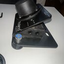 Černý sustain pedál značky Roland, model KD-7. Na boku jsou viditelné nápisy OUTPUT a MIX IN oraz POLARITY s doprovodnými symboly. Nástroj vykazuje m…