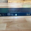 Černý kovový přístroj s nápisem Palmer PGA - 04 a S/N 16 43052. Na zadní straně jsou vstupy a výstupy označené jako SPEAKER (INPUT, THRU), LOADBOX (8…