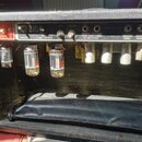 Zadní strana kytarového zesilovače s viditelnými elektronickými komponenty a vakuovými elektrony. Na kovovém panelu jsou nápisy FENDER MUSICAL INSTRU…