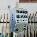 Bílý efekt pedál s nápisy BOSS DIGITAL DELAY DD-200. Horní panel obsahuje pět ovládacích knoflíků s popisky TIME, FEEDBACK, E. LEVEL, PARAM, TONE a M…