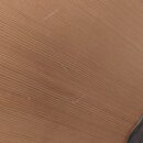 Detailní záběr na horní desku akustické kytary z dřeva s viditelnou sletovkou. Na povrchu jsou viditelné numerous drobné škrábance a několik výrazněj…