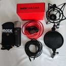 Sada obsahuje kondenzátorový mikrofon černé barvy s kovovou síťkou, černý popfilter a černý pavouk. Na mikrofonu je nápis RØDE NT1, na popfiltru a če…