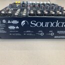 Zadní strana míchacího pultu značky Soundcraft v šedé barvě. Na zadním panelu jsou viditelné vstupy a výstupy s nápisy CHANNEL & OUTPUT INSERTS, LINE…