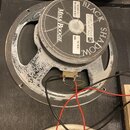 Fotografie zachycuje dva reproduktory s kovovými rámy. Horní reproduktor má na zadní straně černý štít s bílými nápisy MESA BOOGIE, CELESTION INTERNA…