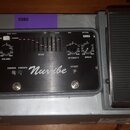 Černý efektový pedál s nápisem Nuvibe a logem KORG. Zařízení obsahuje ovládací prvky Volume, Intensity a Speed, přepínačy Chorus a Vibrato s kontrolk…