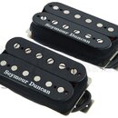 Dva elektrické snímače typu humbucker v černé barvě. Na spodní části obou snímačů je bílý nápis Seymour Duncan. Povrchy jsou hladké a v dobrém stavu.