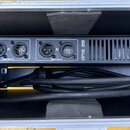 Černý elektronický přístroj s kovovým šasi a ventilační mřížkou. Na zadním panelu jsou dva páry konektorů s nápisy DMX INPUT, označené písmeny A a B.…