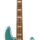 Tyrkysová elektrická basová kytara s bílým pickguardem a hnedou hmatníkem s bílými polohovými značkami. Na hlavě nástroje je nápis "Squier JAZZ BASS"…