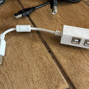 Bílý kabel s rozdělovačem, který má dva USB porty. Na horní straně rozdělovače je vyražený nápis ARTORIA a nad porty jsou popisky POWER a PC. Kabel j…