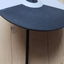 Černý kovový stojan s kulatou deskou, která je z horní strany rozdělena na černý a bílý polovlak. Stojan je vybaven upínacím mechanismem s šroubem. P…