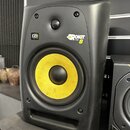 Černý studiový monitor s žlutým membránovým reproduktorem. Na přední straně jsou viditelné loga KRK SYSTEMS a ROKIT 8 POWERED. Povrch je v dobrém sta…