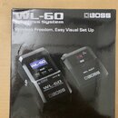 Fotografie krabice od bezdrátového systému značky BOSS s označením WL-60. Na obalu je nápis Wireless Freedom, Easy Visual Set Up a obrázky vysílače i…
