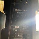 Zadní strana černého reproduktoru s nápisy B-HYPE 12 a dbTechnologies. V horní části jsou ovládací prvky, včetně potenciometru Volume a přepínače DSP…
