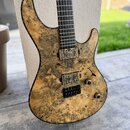 Elektrická kytara s tělem z přírodně barveného dřeva s výraznou vrstvenou strukturou (burl). Nástroj má dva humbuckery, pětistupňový přepínač a dva o…