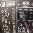 Detail zadní strany reproduktoru s nápisy OPERA a MODULAR SERIES. Je zde viditelné logo dB TECHNOLOGIES a označení modelu 212 s doplňkem Made in Ital…