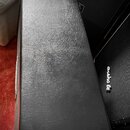 Černý kytarový kombozesilovač s povrchem z texturované syntetické kůže. Horní plocha vykazuje známky opotřebení v podobě drobných škrábanců a pomačká…
