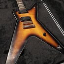 Elektrická kytara s tělem ve tvaru Flying V v barevné variantě sunburst, umístěná v černém tvrdém kufru. Nástroj má dva humbuckery, dva ovládací knof…