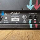 Zadní panel černého kytarového komba značky Marshall. Na panelu jsou nápisy MAINS INPUT, FX LOOP s konektory RETURN a SEND, LOUDSPEAKER s výstupem 8…