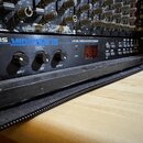 Černý efektový procesor s nápisy ALESIS MIDIVERB III a 16 BIT SIMULTANEOUS MULTI EFFECTS PROCESSOR. Na předním panelu jsou tři otočné oválné knoflíky…