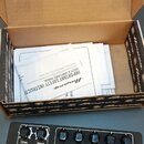 Černý basový předzesilovač s nápisy Ampeg a SCR-DI. Zařízení má pět otočných ovladačů s popisky Drive, Blend, Volume, Bass, Mid, Treble a AUX Level,…