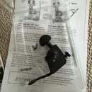 V plastovém obalu se nachází černý ladicí klíč z kovu. Pod ním je viditelný papírový návod s nadpisem Tuning Instructions For Hipshot Extender Keys a…