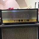 Zadýchaná kytarová kombo sestava tvořená zesilovačem a reproduktorem. Na zadním zlatém panelu zesilovače je nápis Master Model 50w Mk.2 Lead a vpravo…