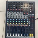 Modrý mixovací pult značky Soundcraft s označením EPM 6. Na horní straně jsou vstupy pro mikrofony, linkové vstupy a konektory pro inserty. Přístroj…