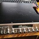 Stříbrný rackový efekt s černým horním krytem a červenými bočními panely. Na předním panelu je nápis Veyron Tubes a logo Bugera v pro suốtém okénku.…