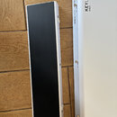 Bílá klaviatura s nápisem KEYLAB 88 mkII a samostatný bílý obdélníkový modul s černým horním panelem. Oba předměty leží na dřevěné podlaze. Povrchy j…