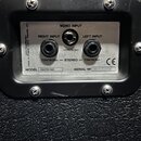 Detail zadní strany přístroje s bílým štítkem a třemi vstupy. Na štítku jsou nápisy MONO INPUT, RIGHT INPUT a LEFT INPUT, dále údaje 140W/8Ohm, STERE…