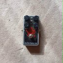 Kytarový efekt v kovovém šasi s černým povrchem. Na přední straně je červený nápis „Bass Soul Food“ a v dolní části bílý nápis „electro-harmonix“. Pe…